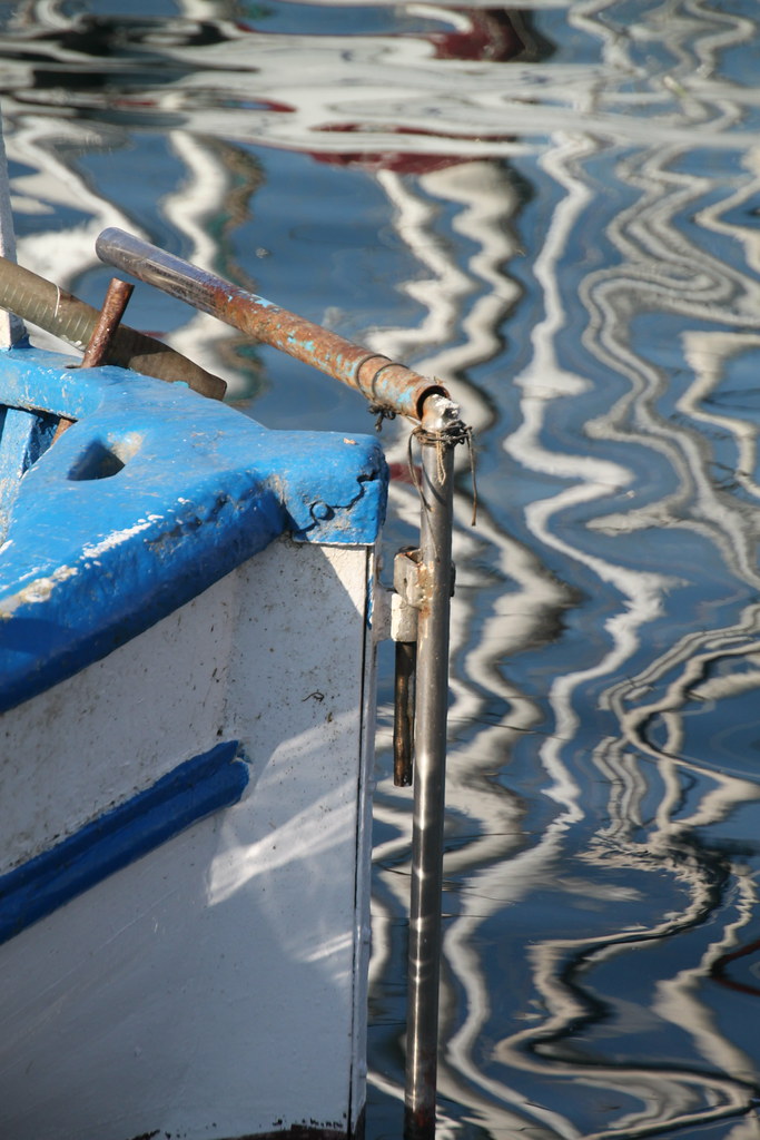 Reflets de mâts et bateau bleu | Marseille vieux port | Jeanne ...