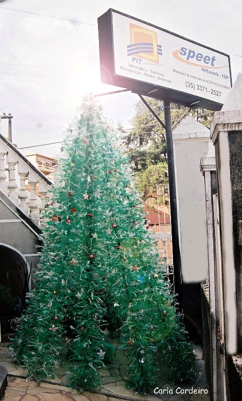 Árvore de Natal de garrafas PET & enfeites de latinhas de … | Flickr