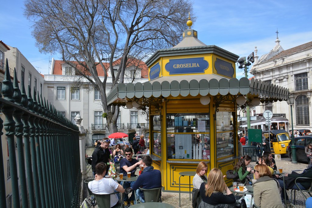 Street kiosk in Alfama (Lissabon 2016)