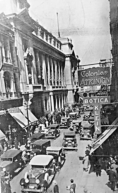la calle ahumada en los años 30, puede ser una fotografia de Enrique Mora, quien tiene otras tomadas en un dia similar