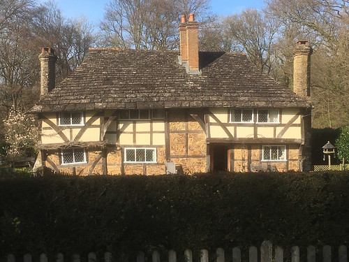 Fairy tale cottage Ockley to Warnham walk