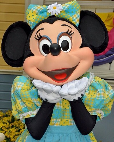 Minnie Mouse 💕 - Spring 🌼 #dlp #disneylandparis #disney #disneyworld #disneycharacter #disneycharacters #character #characters #mascotte #instafun #fun #entertainment #igers_france #picoftheday #minnie #minniemouse #spring #boardinghous | by Parques @ Reunidos