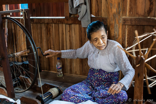 Old Woman Spinning 5112