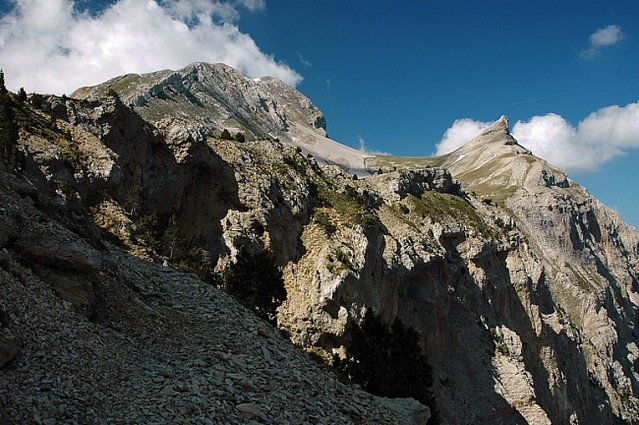 d0601109 | Die Felsbarriere unterhalb der Hochplateaus. Auf der Tour zum Grand Veymont ist hier eine etwas heikle, ausgesetzte Passage zu bewältigen. Rechts der Petit Veymont oder L'Aiguilette (2120 m). Vercors, 06.06.2006