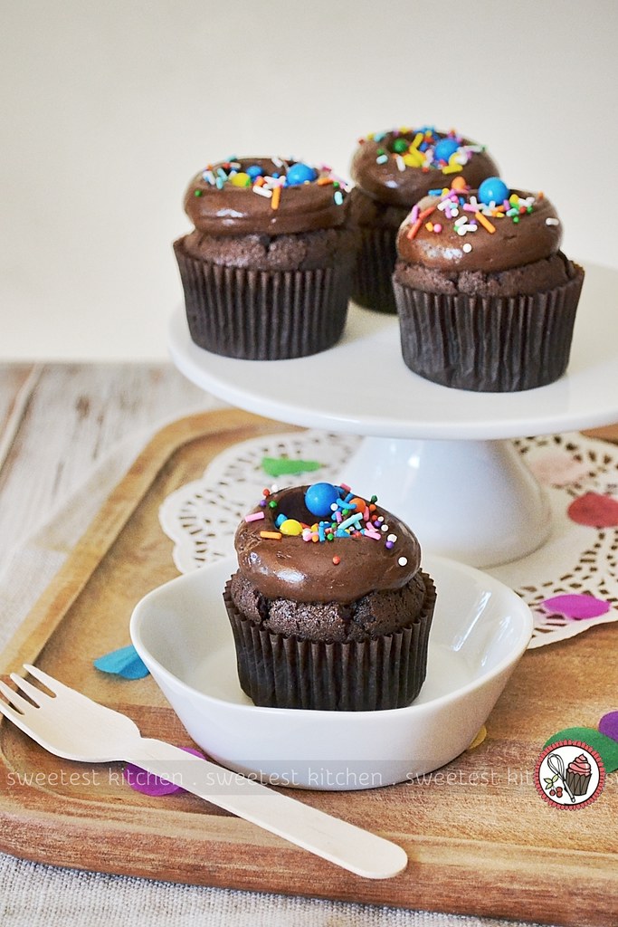 Chocolate Cupcakes With Fudge Frosting