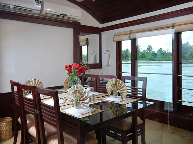 evergreen tours houseboat