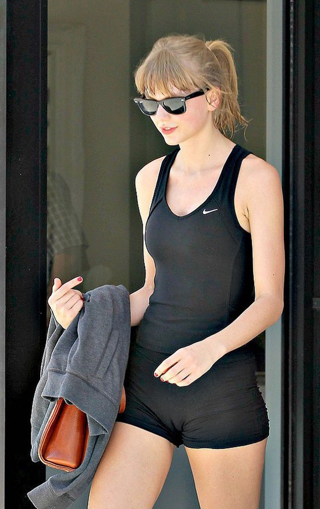Hot Taylor Swift clearly can’t ignore her Camel toe! - a photo on ...