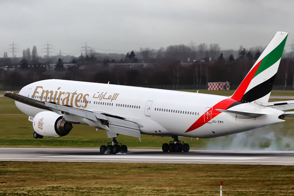 Emirates Boeing 777-200ER touching down at DUS (A6-EMH) | Flickr