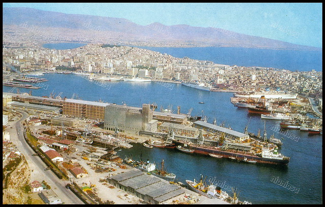 Πειραιάς, αεροφωτογραφία του λιμανιού, 1965. Διακρίνονται οι μόνιμες δεξαμενές η Πέτρινη Αποθήκη και το κτίριο του Σιλό