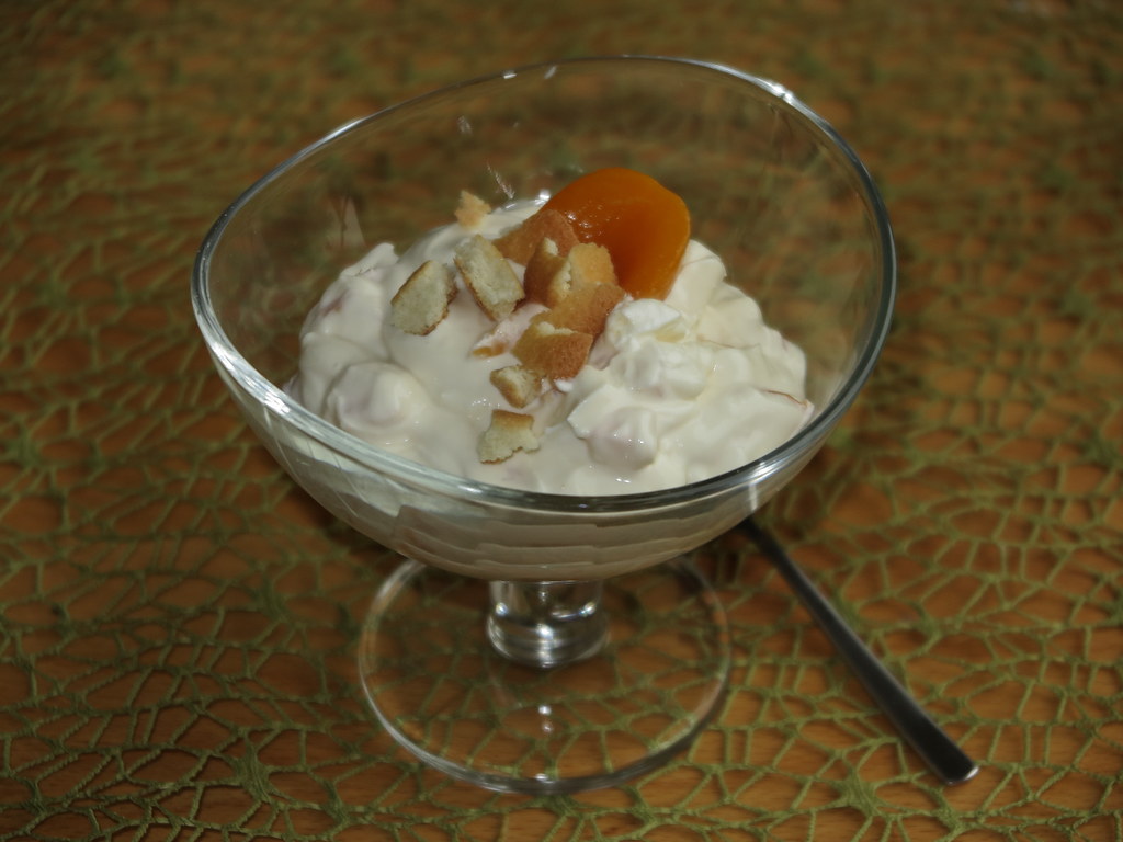 Mascarpone-Dessert mit Aprikosen, Waldhonig und Eierplätzc… | Flickr