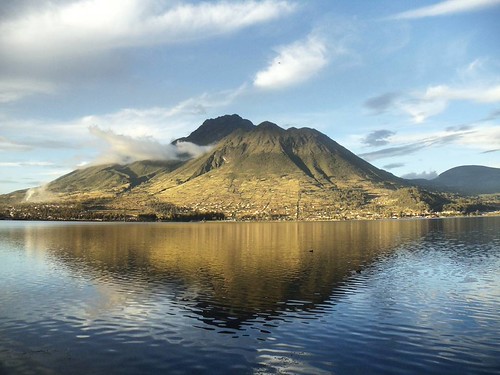 Lago San Pablo. #Otavalo #Imbabura #Ecuador. #lake #mountains #nature #landscape #may #2015 #tbt | by Jose Crespo G.