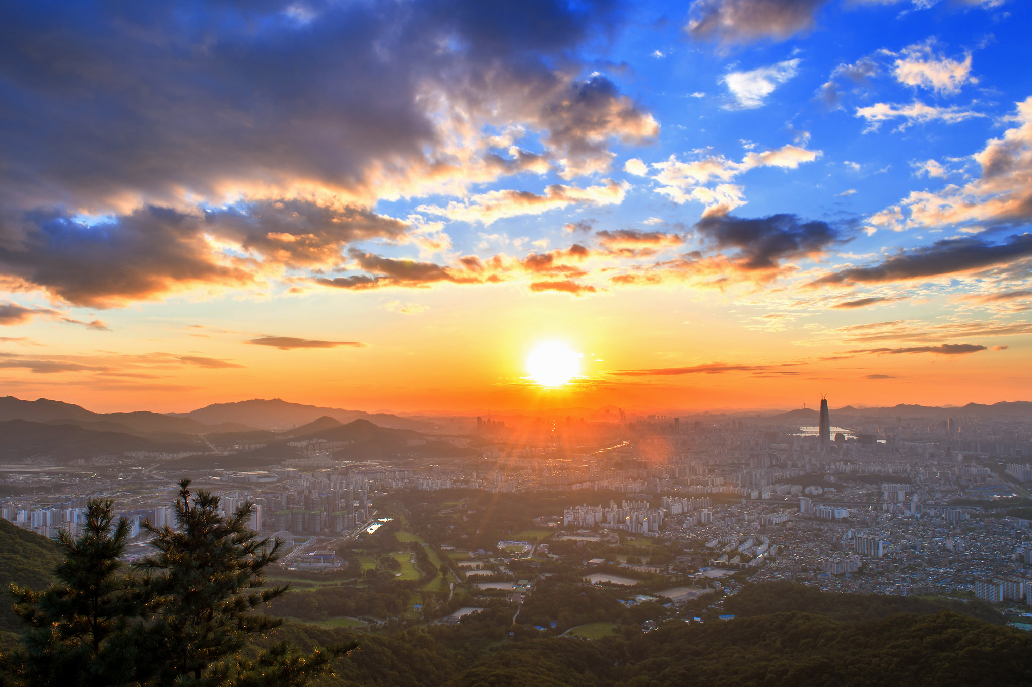 Sunset on Seoul, The best view of South Korea with Lotte world mall at Namhansanseong Fortress.