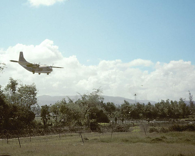 Duc Pho Airfield (LZ Bronco) 1967 - Photo by Richard B Mayes - Plane Coming In - Phi trường Đức Phổ, tỉnh Quảng Ngãi