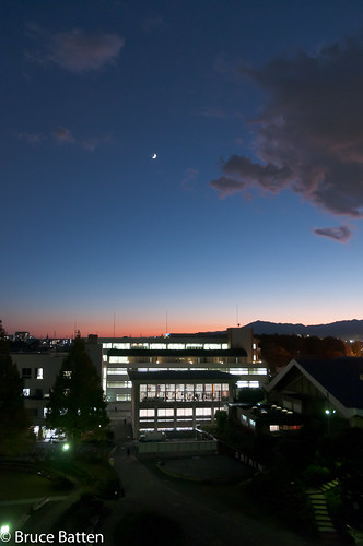 locations moon machida sunsets celestialobjects subjects campuses cloudssky atmosphericphenomena obirin buildings tokyo japan machidashi tōkyōto jp honshu