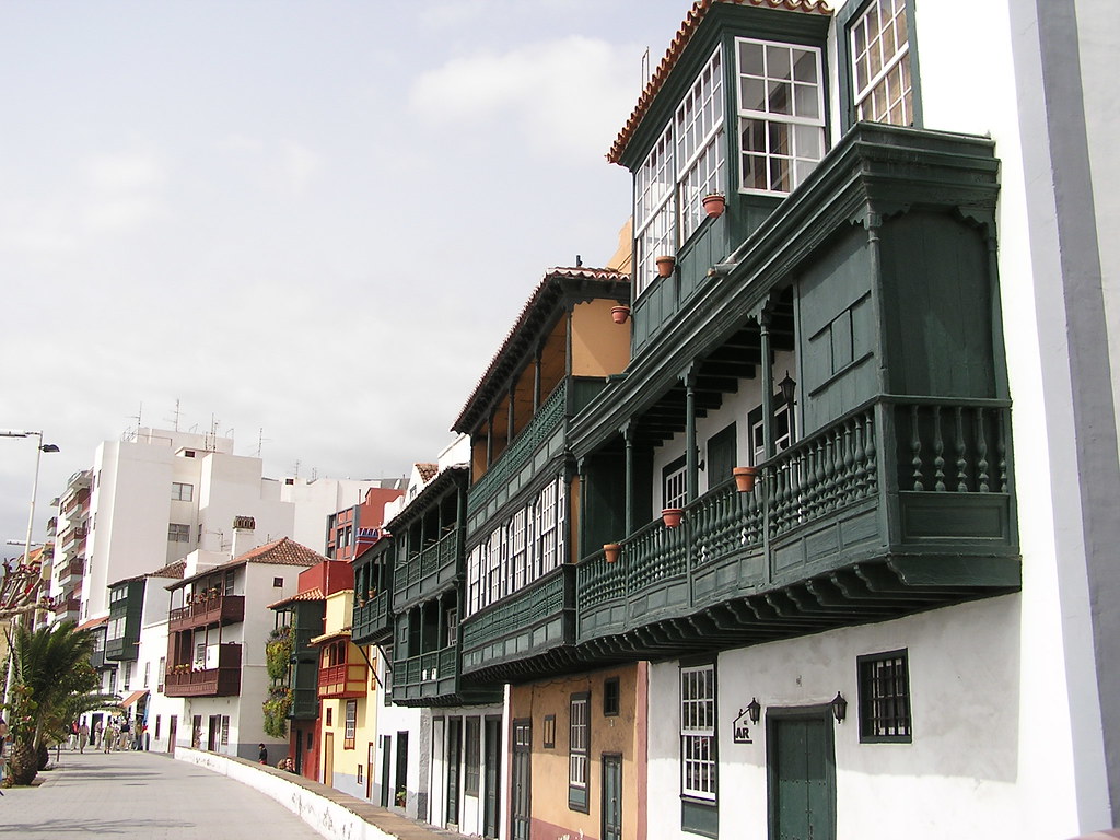 casa con balcones avenida Maritima Santa Cruz de la Palma