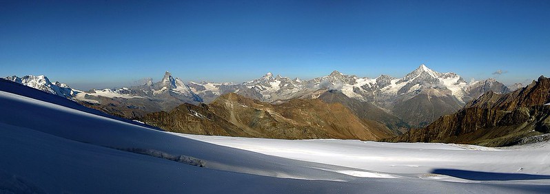 d0504p04F1 | Blick vom Allalinpass bzw. aus der Nordflanke des Rimpfischhorns auf die Bergwelt der Walliser Alpen. Berühmte Gipfel wie Breithorn (4164 m), Matterhorn (4474 m), Dent Blanche (4357 m), Zinalrothorn (4221 m), Weisshorn (4505 m) und Alphubel (4206 m) stehen im weiten Rund. Walliser Alpen, 01.09.2005