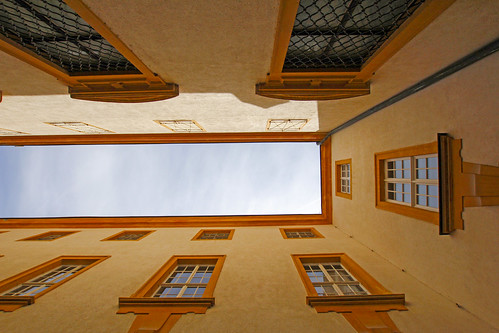 sky house building window architecture canon photography eos fotografie view angle pov geometry fenster low innenhof perspective sigma haus pointofview architektur 1020mm 35 gebäude perspektive geometrie blickwinkel 60d