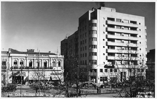 El Edificio Ferrocarriles del Estado es una obra de Eduardo Costabal, Andrés Garafulic y Alejandro del Río del año 1934, sobe su terraza se ubicaría el Diario Luminoso de Santiago.