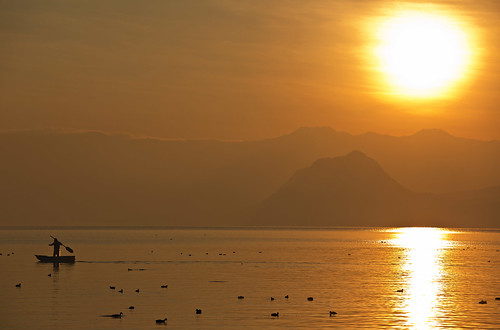 orange lake reflection water sunrise volcano fishing guatemala atitlan sanpedro lakeatitlan sanpedrolalaguna