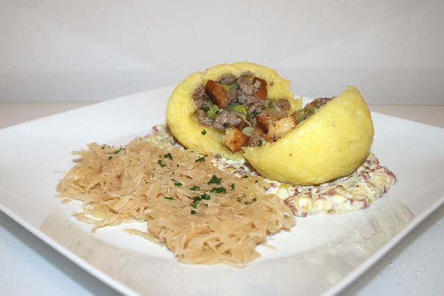 39 - Stuffed potato dumplings with bacon sauce & sauerkraut - Side view / Gefüllte Klöße mit Specksauce & Sauerkraut - Seitenansicht