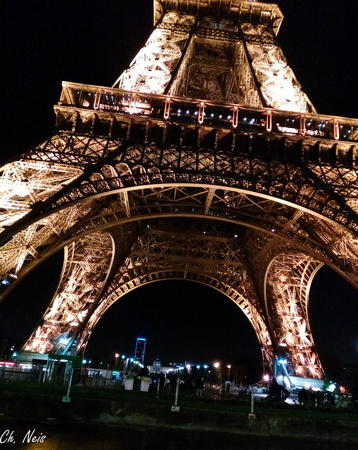 Big  Eiffel Tower