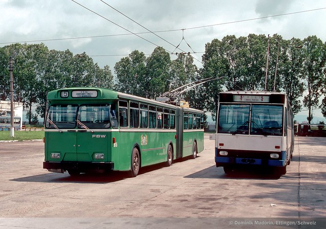 R.A.T.Bv. 915 und 242 in Brasov, Trolleybus-Betriebshof Rulmentul RO-2002.75