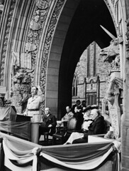 General Charles de Gaulle addressing an audience on Parliament Hill / Le général Charles de Gaulle s’adresse à la foule sur la Colline du Parlement