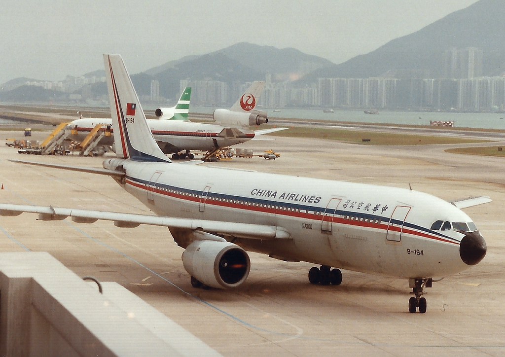 HONG KONG KAI TAK OCT 1993 CHINA AIRLINES AIRBUS A300 B-194
