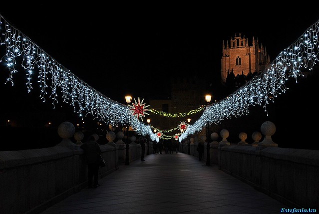 Navidad por Toledo,puente de San Martín y al fondo San Juan de los Reyes