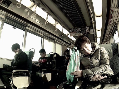 Serie: "gente en el metro" Todos durmiendo  Lo que dejó #toscanodeviaje #japan #japon #gente #people #foto #fotografía #photo #arte #art #artist #visualartist #workart #cubepolaroid #metrojapan #metrojapon | by hectortoscano