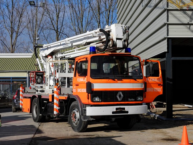 Brandweerwagen, hoogwerker (18 Me Renault Comet C160T)  --HDR--