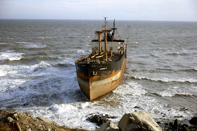 Vũng Tàu 1968 - Tàu hàng Hy Lạp IOANNIS K. bị mắc cạn ở Bãi Sau - Photo by Terry (Bluey) Williams