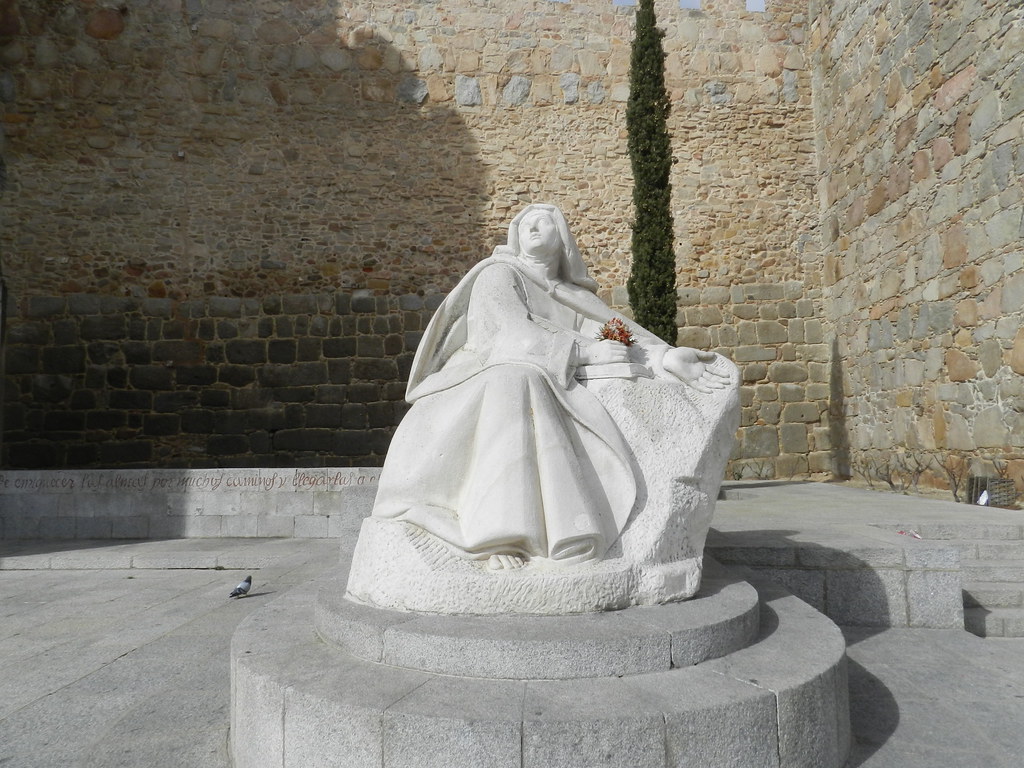 Grupo escultórico de ángeles Monumento a Santa Teresa de Jesús junto a la muralla escultor Juan Luis Vassallo Parodi Ávila 02