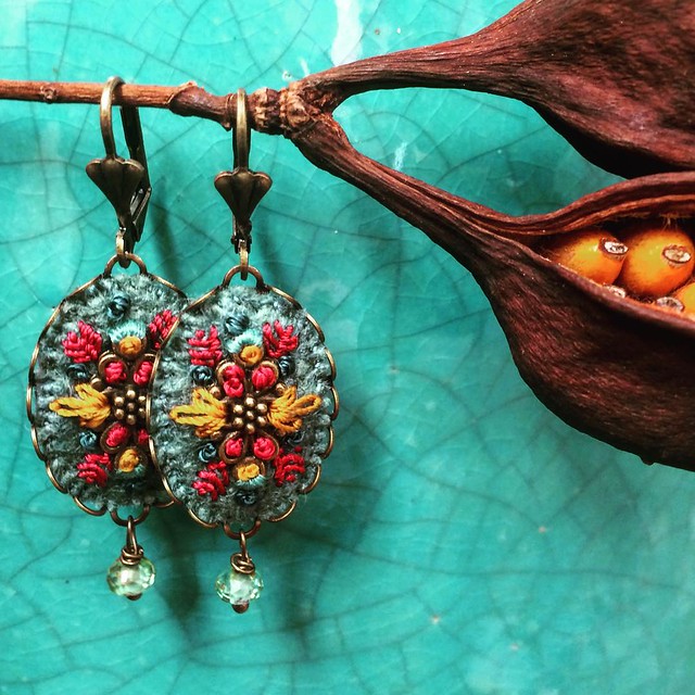Finished this earrings. I love the colors #earrings #embroidery #textilejewelry #bordado #broderie #boho #bohemian #tourquoise #silkthread #wool #glassbeads #handmade