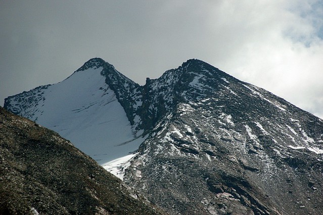 d0504023 | Das Stellihorn aus der Ferne mit dem Grat zwischen Stelli (Vorgipfel, rechts) und Gipfel (3436 m). Links der Nollengletscher. Walliser Alpen, 31.08.2005