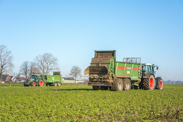 Spreading lime with Fendt and Bergmann