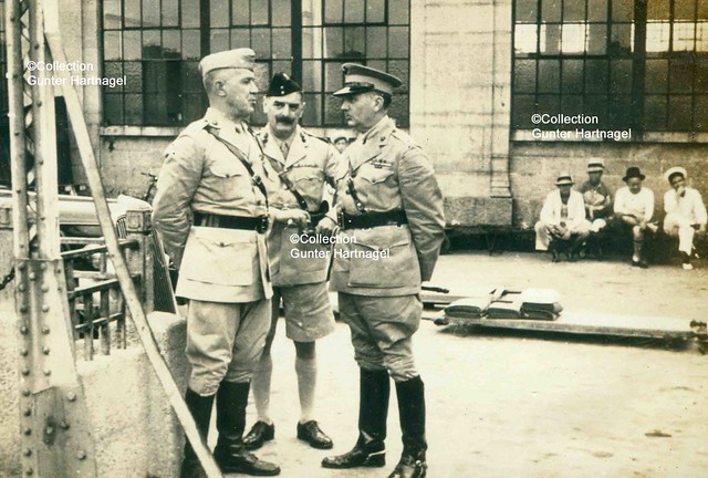 Shanghai General-Major Beaumont (left) and British officers
