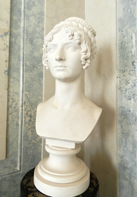 escultura de mármol busto de mujer interior Palacio Museo Rundale Bauska Letonia 03