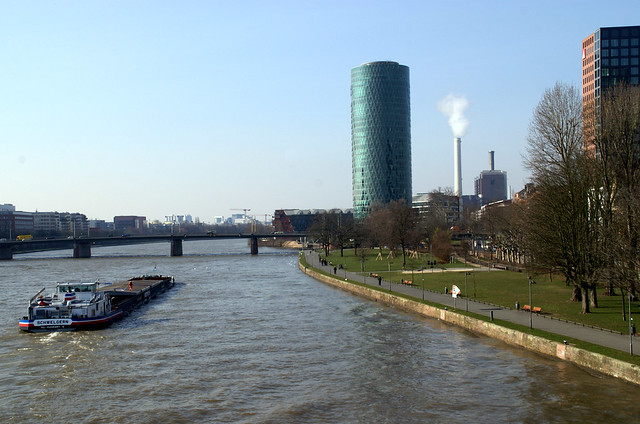 Frankfurt, Westhafen-Tower (Geripptes)