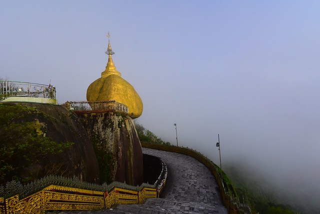 The golden rock (Kyaiktiyo Pagoda), Myanmar (Birmania) D810 706