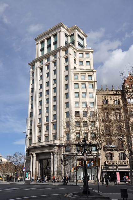 Barcelona (Passeig de Gràcia / Gran Via de les Corts Catalanes). Zara Building, formerly “Banco Rural y Mediterráneo”. 1953. Agustí Borrell Sensat, architect