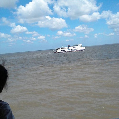 Encik dan Puan ade yg pernah nyebrang ke Pulau Bengkalis naik Kapal Roro tak? Bilo dah pernah, cube cerite pengalaman selama menunggu antrian Roro nye 😀😀 pict by @evaoktavani: #instagramPKU #infoPKU #bengkalis #sungaipakning #jelajahriau | by infopku