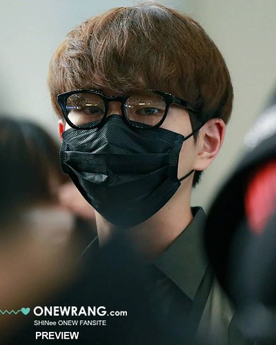 Precious daddy 😄💕 . 160322 Onew at Gimpo Airport to Japan . . #SHINee #Onew #Jonghyun #Key #Minho #Taemin #SHINeeWORLD #SHAWOL #샤이니 #온유 #종현 #키 #민호 #태민 #샤이니월드 #샤월 #빛나는샤이니 #OnKeyShipper 💎💎💎💎💎 . Pict cr: #ONEWRANG 누나 :hea | by cbiebzgirl@ymail.com