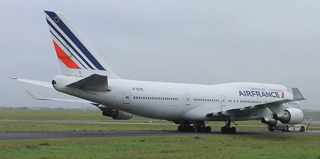L'UN DES 2 DERNIER BOEING 747-400 AIR FRANCE F-GITE TRACTER POUR LA PORTE D'EMBARQUEMENT POUR LE VOL PARIS CDG-MEXICO LE    01 01 16.
