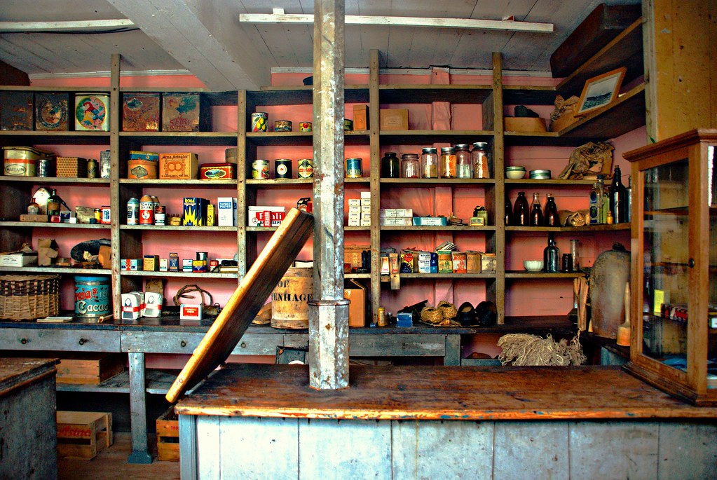 Gammel butikk -- Looking into an old shop interior