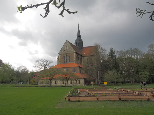 Klosterkirche St. Mariae mit Klostergarten