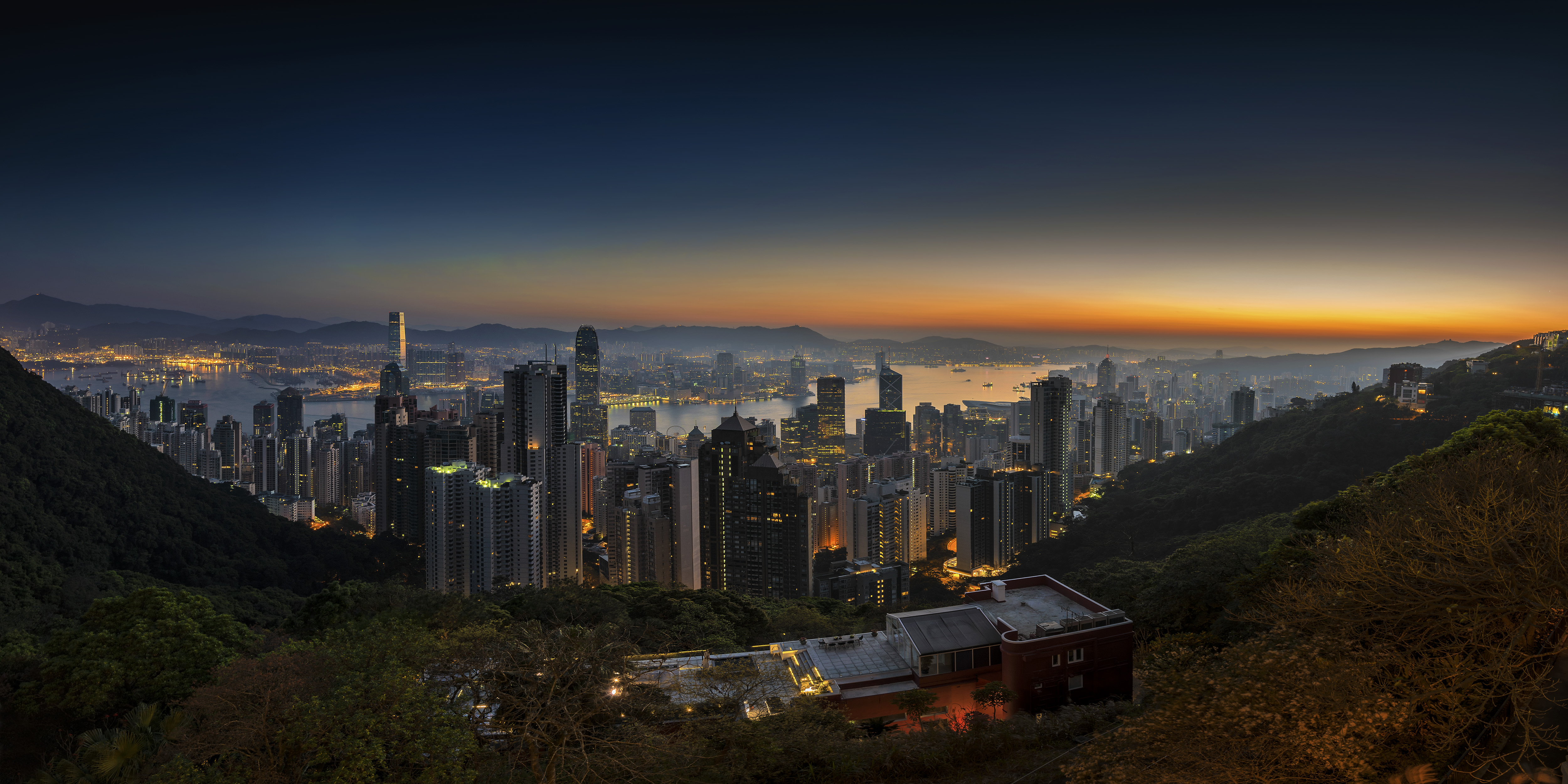 Ultra quality. Гонконг 8к. Пейзаж панорама. Вид на ночной город с горы. Город на фоне гор.