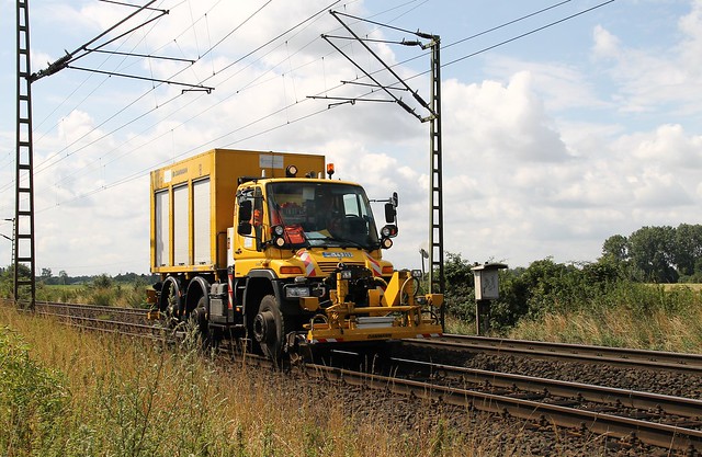 DB ? infra Unimog op het hoofdspoor tussen de Cargo's door ,tja nie in de file zo op die manier (p.s tis een 2 weg voertuig ) --Ossum-bosinghoven - 30/07/2015.