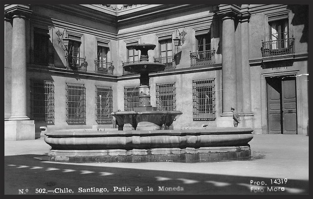 el patio de los cañones del palacio de La Moneda, en una fotografía de los años 40 del Mora