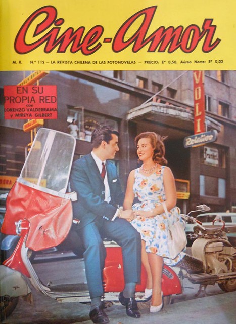 1963 la Revista CINEAMOR se ambientaba entre  el  cine Rex y el Tivoli en Huerfanos,  estas motonetas se estacionaban fuera dela Librería Universitaria, de la Editorial PAX, a la entrada del cité Concha y Toro